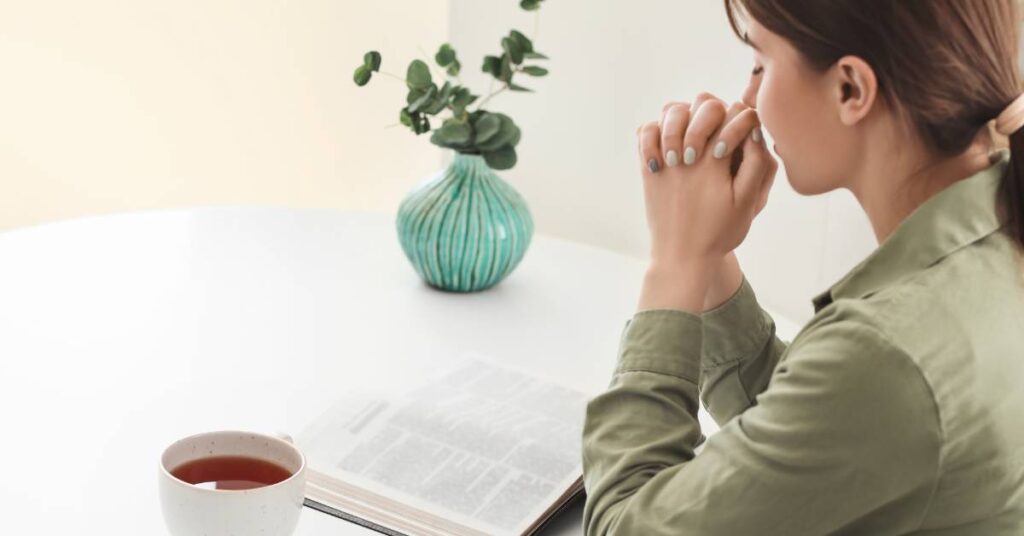 woman reading Proverbs daily and praying